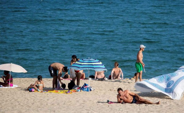 Turistas franceses viajan a Cataluña pese a advertencia por rebrote de coronavirus