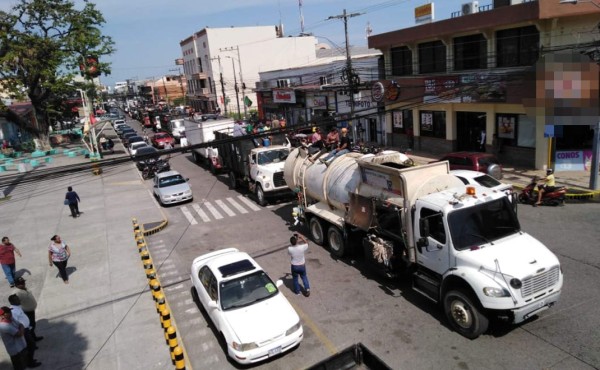 Recolectores de basura de La Ceiba protestan por falta de pago