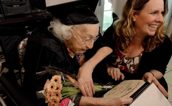 A sus 105 años logra su sueño de graduarse del Bachillerato