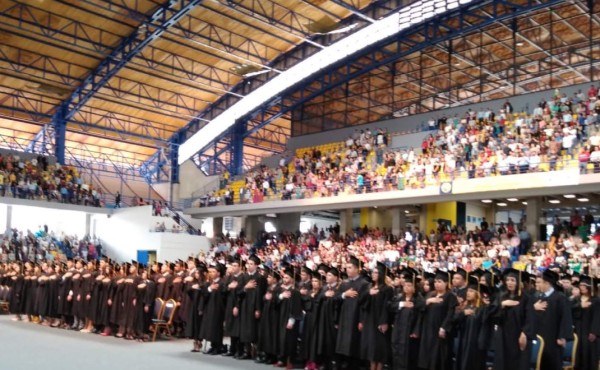 Unah gradúa a más de 1,000 nuevos profesionales en la capital de Honduras   