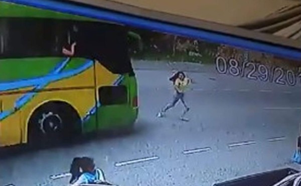 VIDEO: Bus atropella a una mujer en las cercanías del Lago de Yojoa