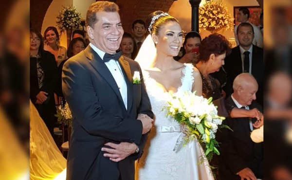 Elvin Santos contrae matrimonio con Marcela Montaño