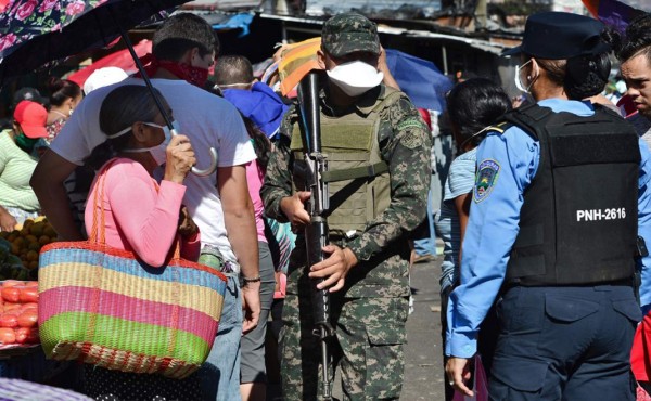 Hay más de 17,000 policías en las calles de Honduras frente a mortal epidemia