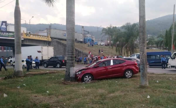 Acribillan a un hombre en su vehículo en el bulevar del sur de San Pedro Sula