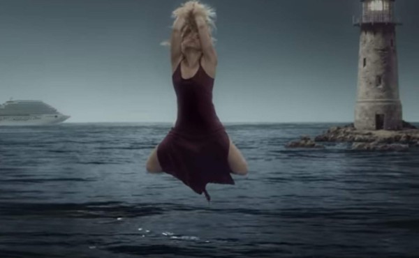 Shakira baila sobre el mar en su inesperado video 'Nada'