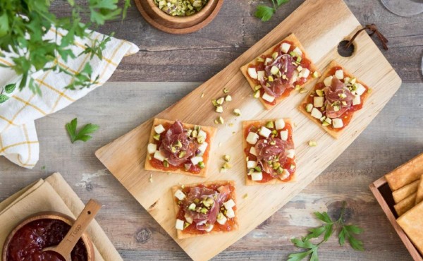 Canapés de jamón y queso brie con mermelada de tomate