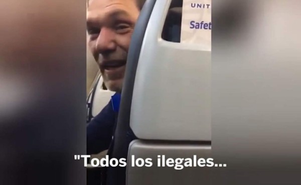 Lo bajan del avión: '¡adiós, racista, esta no es la América de Trump!'