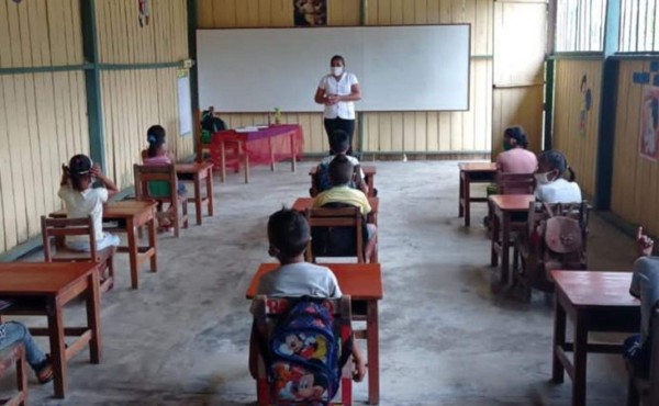 Vacunar docentes, clave para retornar a clases semipresenciales en Honduras