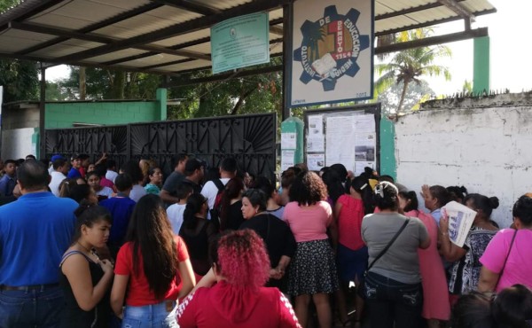 Largas filas por matriculas en colegios de San Pedro Sula