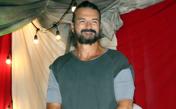 Ricardo Arjona da lección de música a su hijo Nicolás