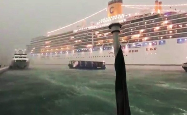 Un crucero gigante pierde el control en Venecia pero evita chocar