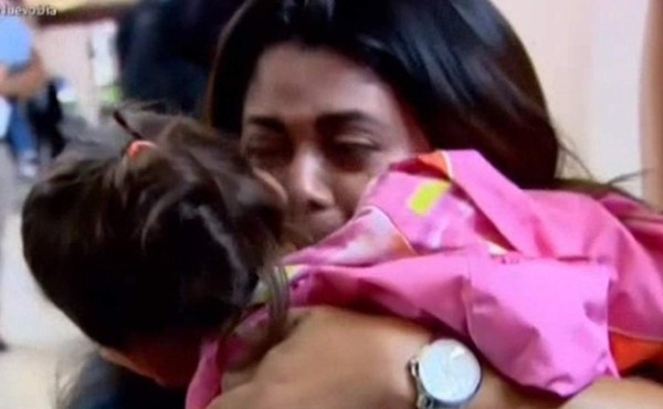 El emotivo reencuentro entre niña hondureña y su madre en EUA