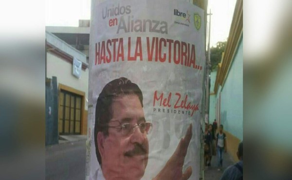 Afiches políticos de Mel causan polémica en Tegucigalpa