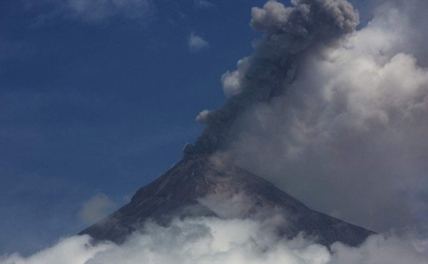 El Volcán de Fuego de Guatemala registra explosiones débiles y moderadas