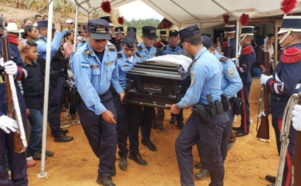 Entre lágrimas, policías despiden a compañero fallecido en accidente en Olancho