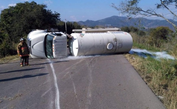 Volcamiento de rastra impide paso en carretera a Santa Rosa de Copán