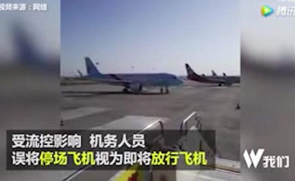 Trabajador de aeropuerto detiene a un avión en con sus propias manos