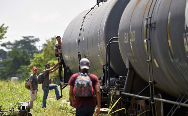 Migrantes hondureños toman más riesgos en México en su ruta a EEUU  