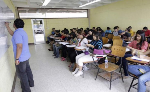 Docentes por hora temen 'quedarse en la calle'; piden una pronta solución a la Unah