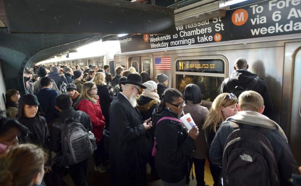 Treintena de heridos tras descarrilar metro en Nueva York    