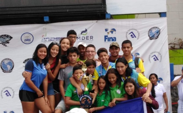 Sampedranos ganan tercer lugar en torneo de natación de El Salvador
