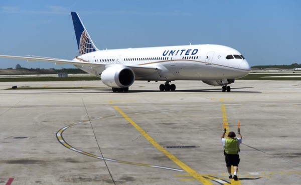 United y pasajero expulsado de avión alcanzan arreglo extrajudicial