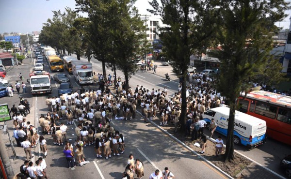 Atropellan a 13 estudiantes que protestaban frente a un colegio en Guatemala