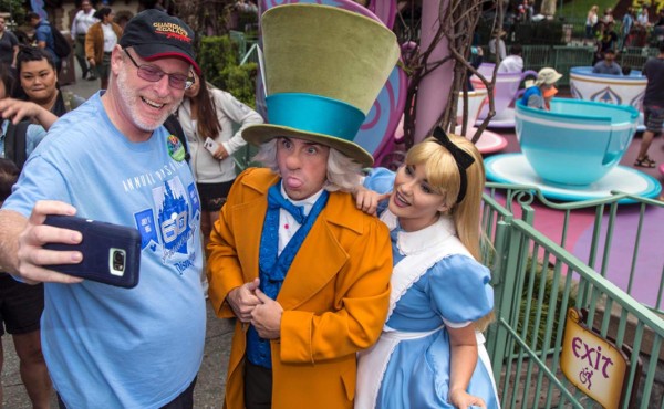 Un hombre visita Disneylandia dos mil días seguidos en California