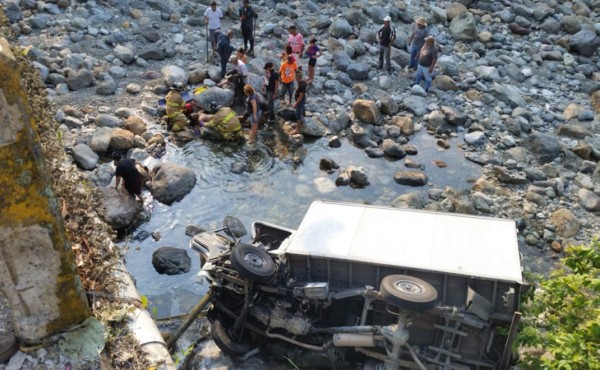 Conductor de camión sale herido tras caer a un río en Atlántida