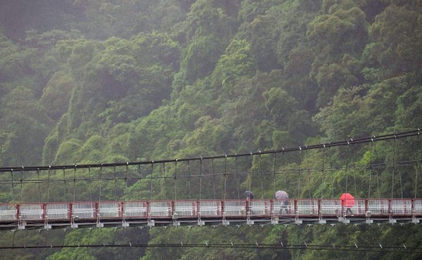 Poderoso tifón Neoguri deja dos muertos al golpear Japón