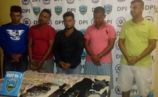 Policía detiene a cinco con dinero robado