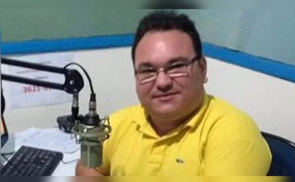 Sicarios asesinan a un periodista dentro de estudio de radio