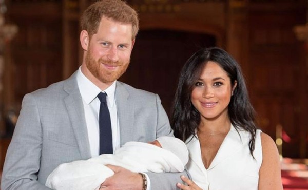 Harry posa con su bebé Archie en su primer día del padre