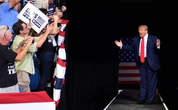 El presidente de los Estados Unidos, Donald Trump, llega para un mitin de campaña en el Centro BOK en Tulsa, Oklahoma. Foto AFP
