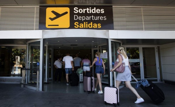 Más regiones en España implementan restricciones para reducir contagios