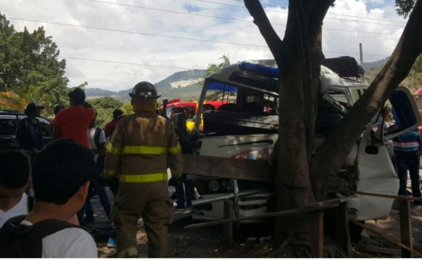 Diez heridos en choque entre bus y volqueta en Santa Rosa de Copán