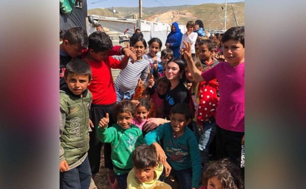 Dua Lipa muestra su lado más humano con niños refugiados