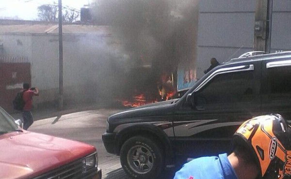 Incendian en Tegucigalpa el cuarto camión repartidor de lácteos