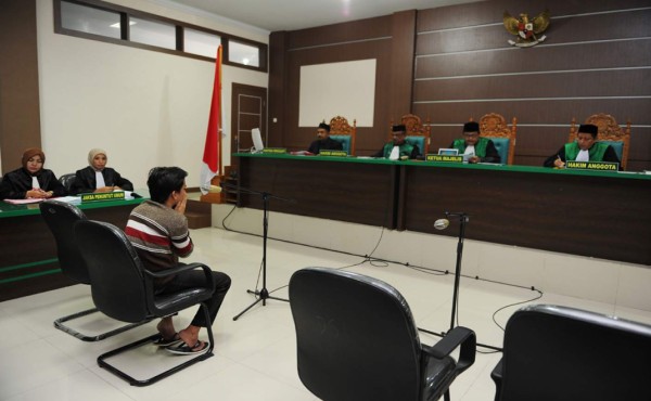 Por homosexuales dos indonesios son condenados a 85 bastonazos