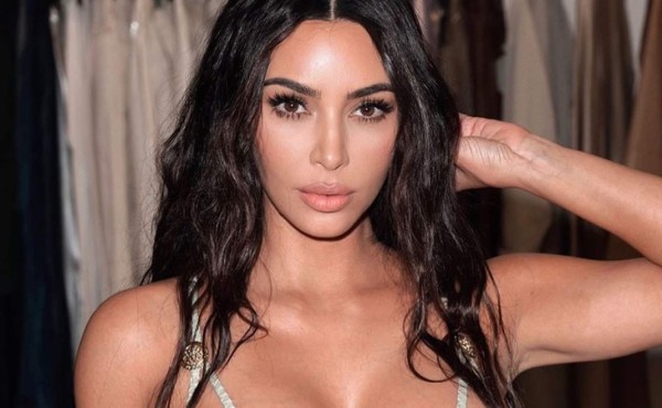 Kim Kardashian venderá cinta adhesiva que reemplaza la ropa interior
