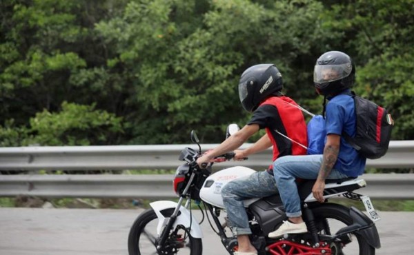 CN reconsidera decisión de permitir a dos hombres en moto y lo vuelve a prohibir