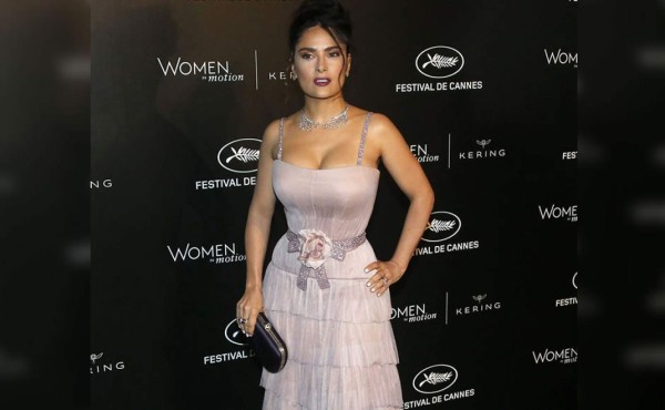 Salma Hayek luce infartante en Cannes