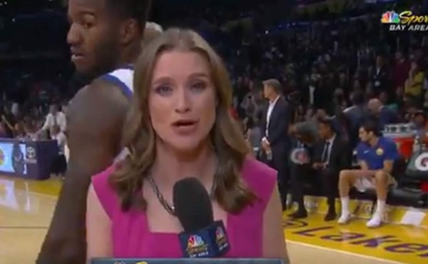 Jugador de los Warriors es atrapado mirando el trasero de una reportera en plena jugada