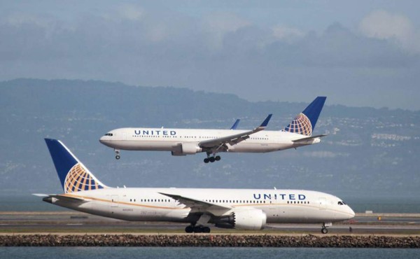 Polémica por prohibir a chicas subir a avión de United Airlines con 'leggins'