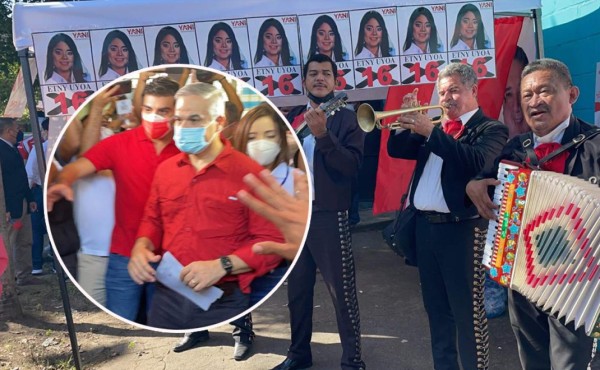 Acompañado de mariachis llega a votar Yani Rosenthal en San Pedro Sula