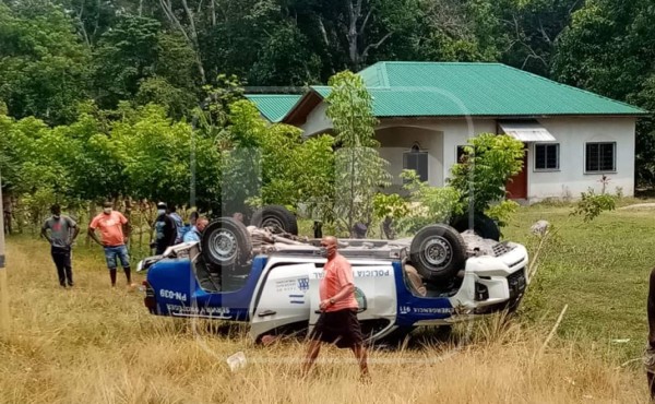 Policías hondureños salen heridos de aparatoso accidente en carretera hacia La Ceiba