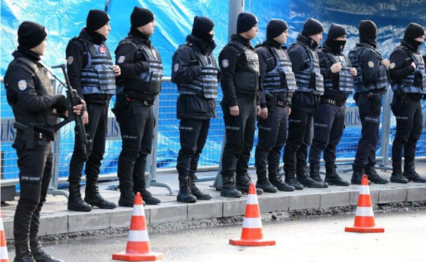 La Policía turca vigila las instalaciones del bar La Reina en Estambul, luego del atentado terrorista.