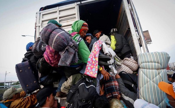 Interceptan en México a 156 migrantes hacinados en camión