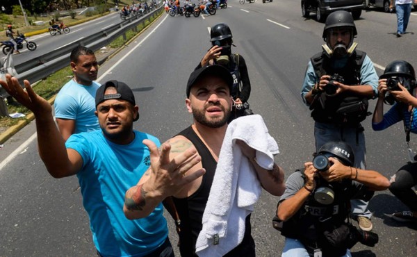 El cantante 'Nacho' afectado por gases lacrimógenos en protesta  