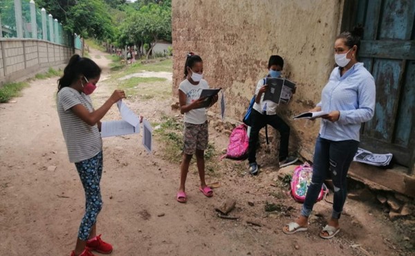 Distribuyen cuadernos educativos en 11 departamentos de Honduras